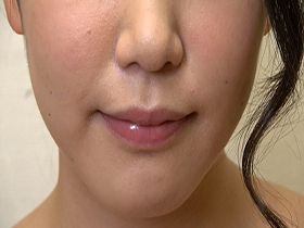 素人娘の全裸図鑑23　今時の女の子12名が恥らいながら脱衣していく様子をじっくり撮影した、変態紳士のためのヘアヌードコレクション　サンプル画像09